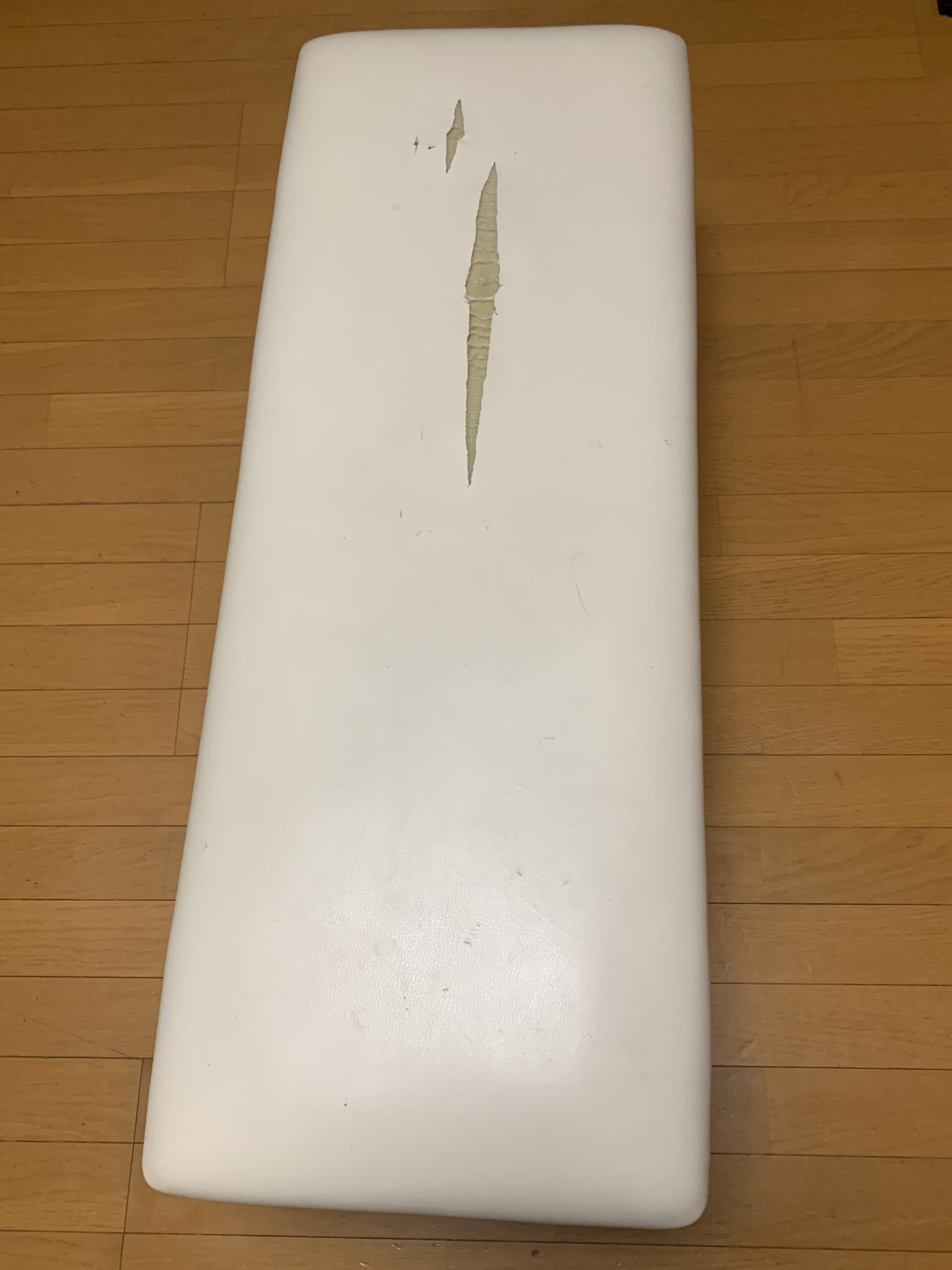 破れたベンチの座面アップ