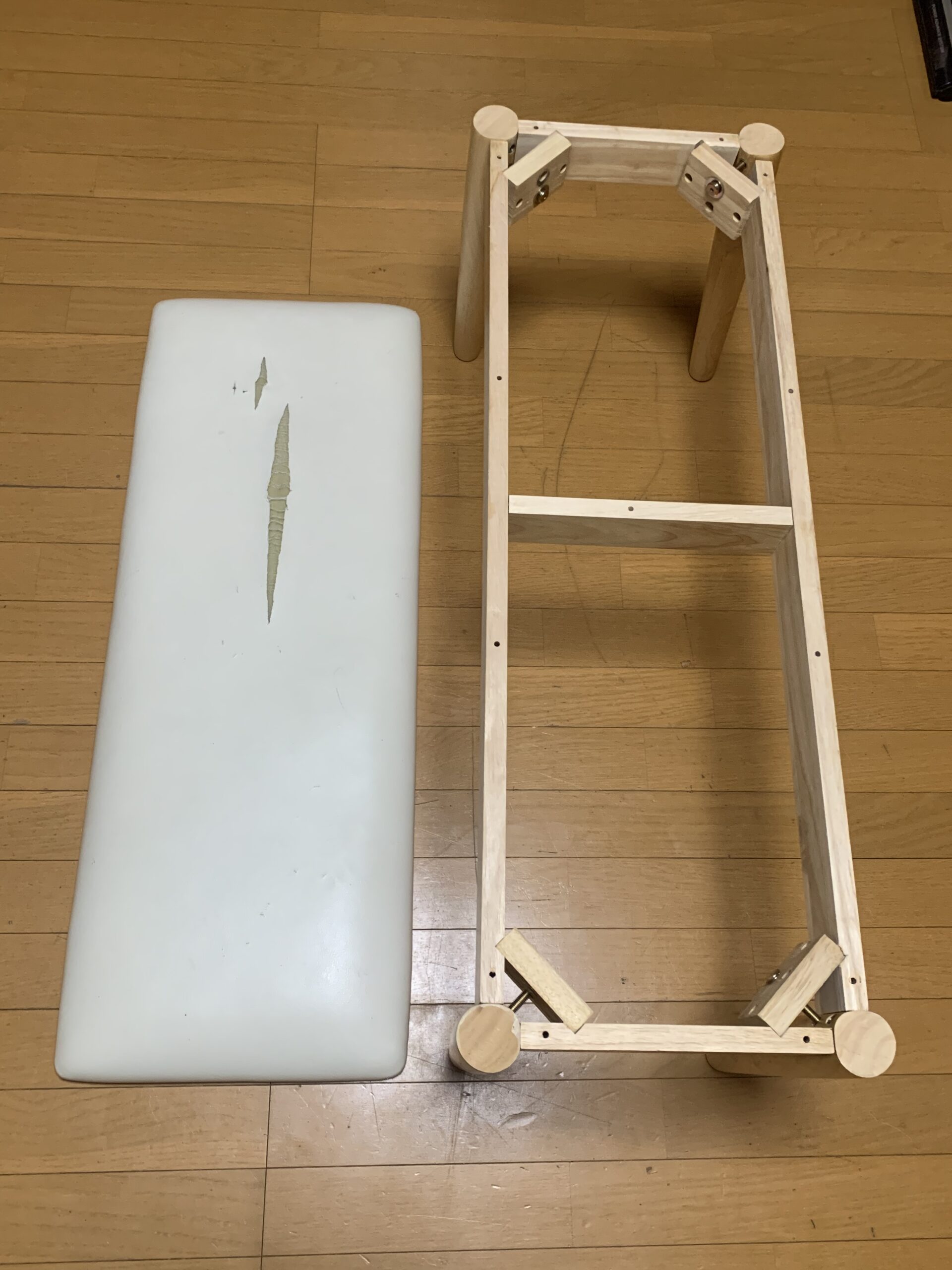 ベンチのフレームと取り外した座面