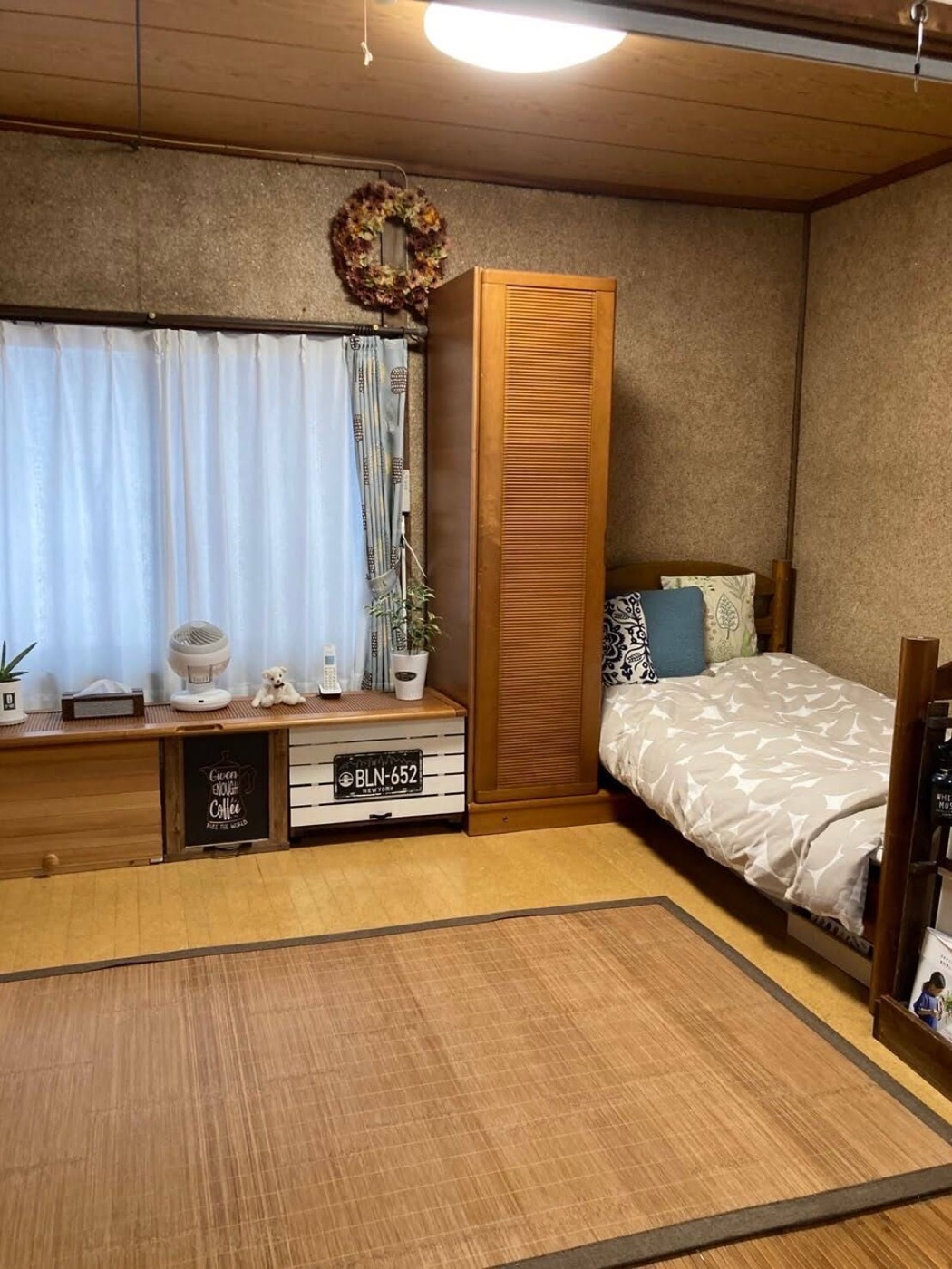 解体後、同じ部屋に置いたシングルベッド