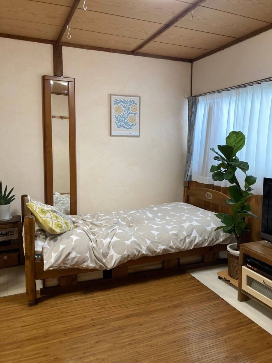 解体後、漆喰を塗った側に置いたシングルベッド