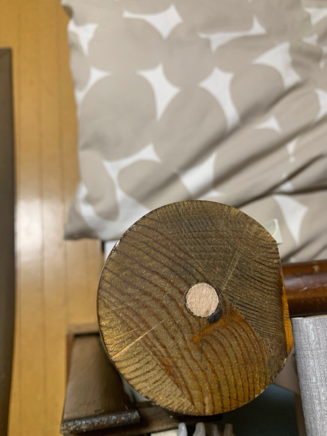 抜けなかったダボをノコギリで平らに切った断面