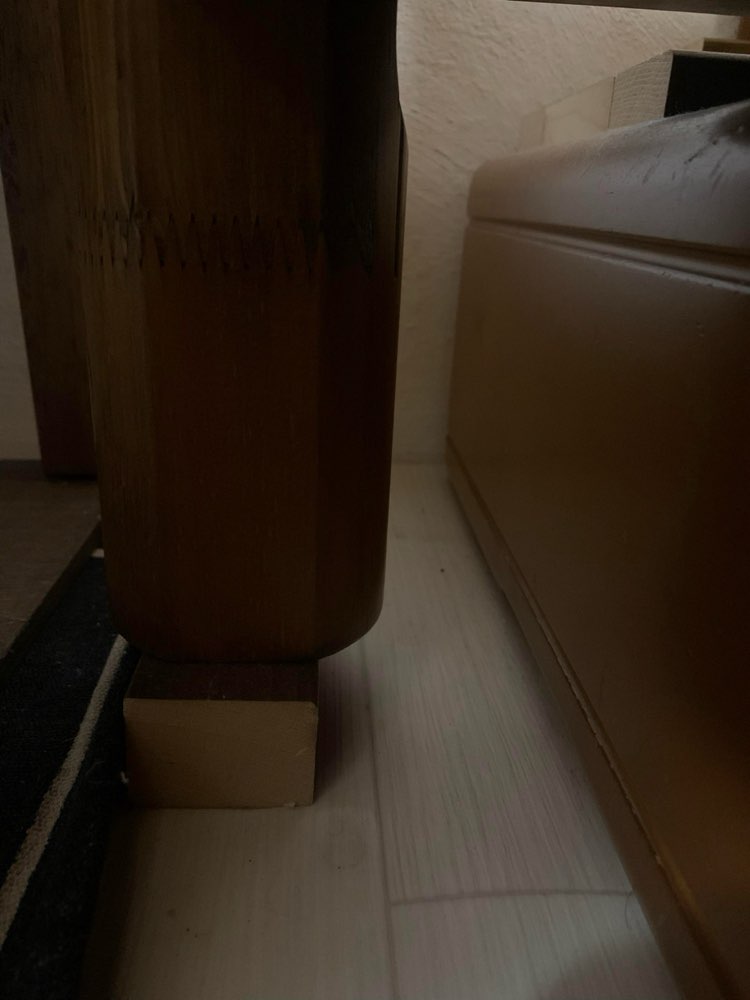 端材を敷いた脚を横から見たところ