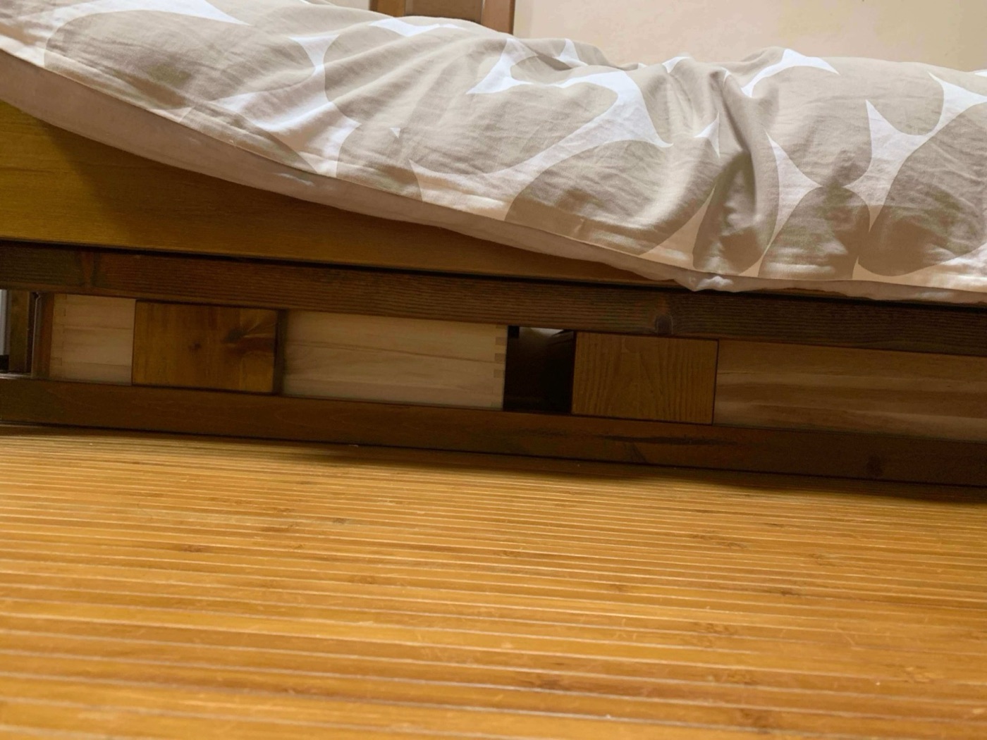 もとはベッドの柵。外してベッド下収納の目隠しにしたところ